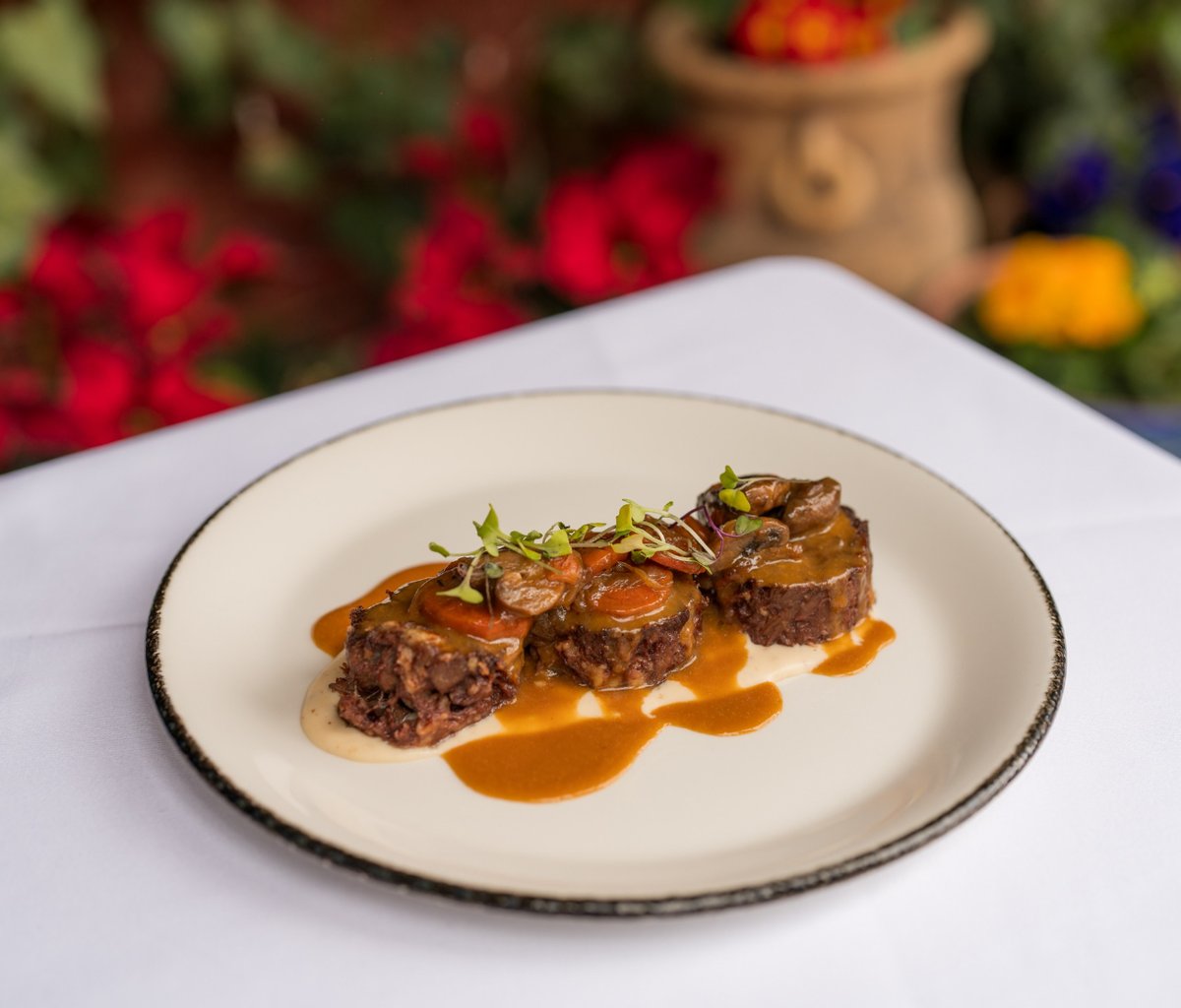 Tablao_Granada's tweet photo. Nuestros platos son bonitos de ver, pero todavía más bonitos de comer 😉

Te esperamos en el barrio del Albaicín de #Granada, donde podrás disfrutar de nuestro menú y del tiempo primaveral en nuestra terraza con encanto 🥰 

#Restaurante #Flamenco #Tablao #JardinesDeZoraya https://t.co/kGWguQzRy4