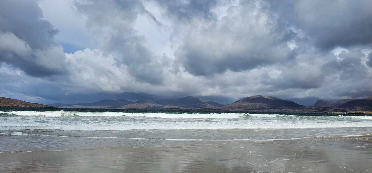 nicillemhoire's tweet photo. Same day, different directions. 

#TràighLosgantir #LuskentyreBeach #IsleOfHarris #OuterHebrides #SunshineAndClouds https://t.co/nbT7j8d7Dc