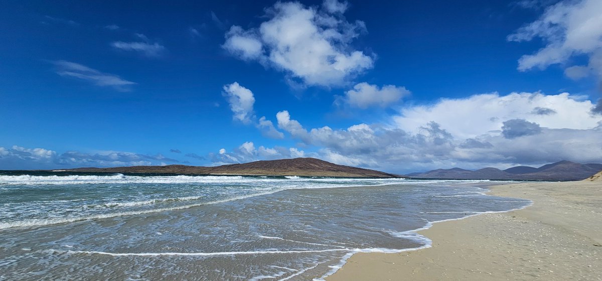 nicillemhoire's tweet photo. Same day, different directions. 

#TràighLosgantir #LuskentyreBeach #IsleOfHarris #OuterHebrides #SunshineAndClouds https://t.co/nbT7j8d7Dc
