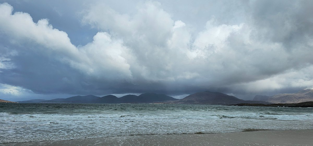 nicillemhoire's tweet photo. Same day, different directions. 

#TràighLosgantir #LuskentyreBeach #IsleOfHarris #OuterHebrides #SunshineAndClouds https://t.co/nbT7j8d7Dc