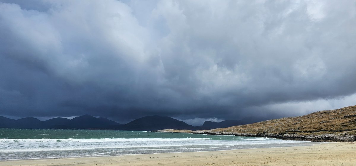 nicillemhoire's tweet photo. Same day, different directions. 

#TràighLosgantir #LuskentyreBeach #IsleOfHarris #OuterHebrides #SunshineAndClouds https://t.co/nbT7j8d7Dc