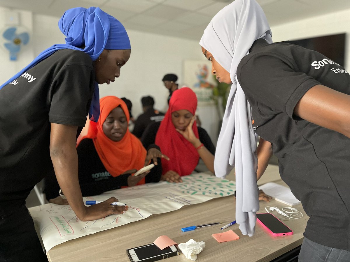 Adji_Anta_Dabo's tweet image. 🚀 La cohorte &quot;Hackeuse&quot; se lance dans une formation digitale intense, prête à repousser les limites! 💻 Explorez avec nous la conception d&apos;arbres de compétences et le développement des soft skills. Suivez-nous pour des récits captivants!  #FormationDigitale #FemmesTech 🌟