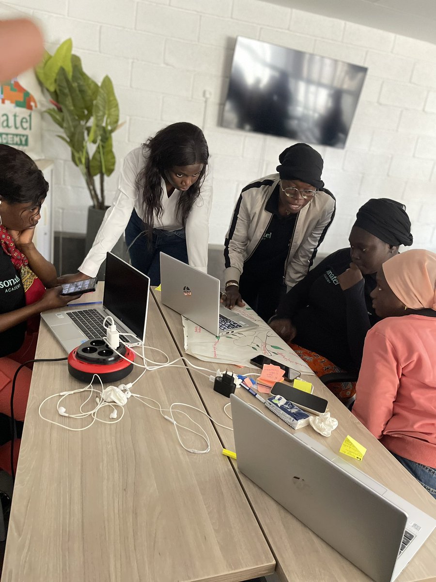 Adji_Anta_Dabo's tweet image. 🚀 La cohorte &quot;Hackeuse&quot; se lance dans une formation digitale intense, prête à repousser les limites! 💻 Explorez avec nous la conception d&apos;arbres de compétences et le développement des soft skills. Suivez-nous pour des récits captivants!  #FormationDigitale #FemmesTech 🌟