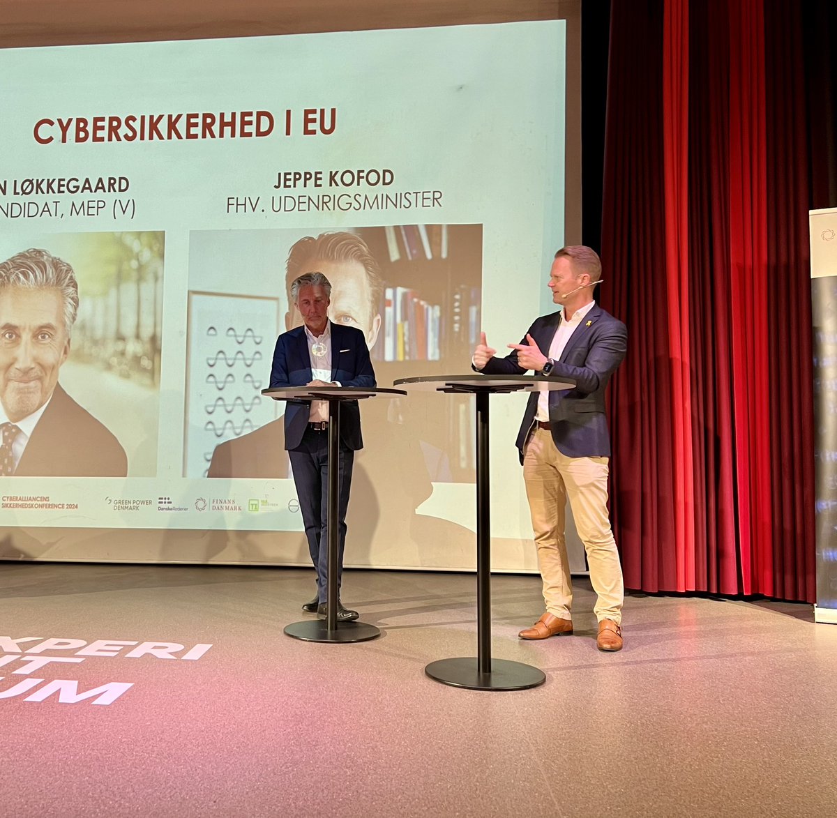 Vi skal øge omkostningerne for vores cybermodstandere, siger @JeppeKofod. Handler bl.a. om attribuering - at afsløre når statslige aktører laver cyberangreb - og om sanktioner, når det sker. NATO og EU skal blive bedre til at arbejde sammen for at støtte medlemslandene #eudk