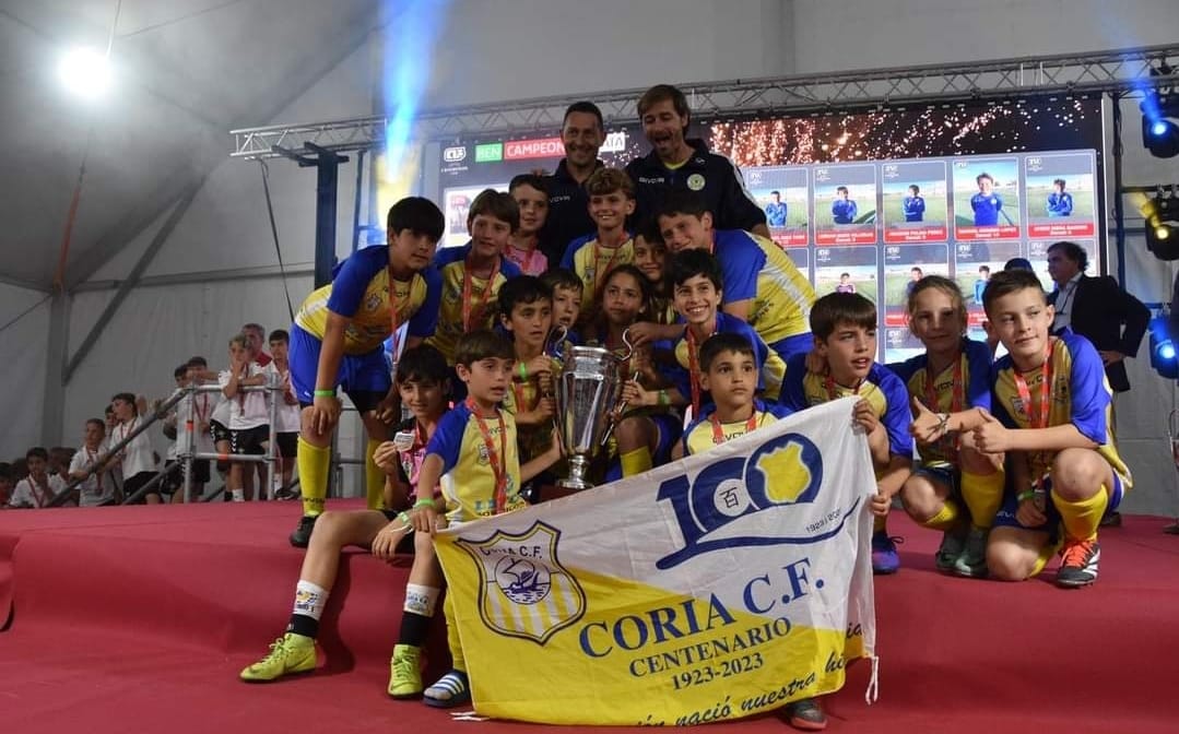 FBCoria's tweet photo. Imagines de nuestro campeon benjamin @FBCoria @Coria_CF en el torneo de Costa de La Luz cup 24, enhorabuena chavales os lo habéis merecido ..... https://t.co/gsZYdSo1ZG