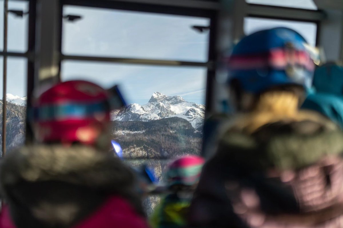 Ski season at Vogel Ski Center is officially over! 🎿 The cable car won't be operational until next week due to regular maintenance. But don't worry! By then, you'll be able to enjoy the breathtaking views as well as the blooming alpine flowers! 🌼🚡 📸 Mojca Odar