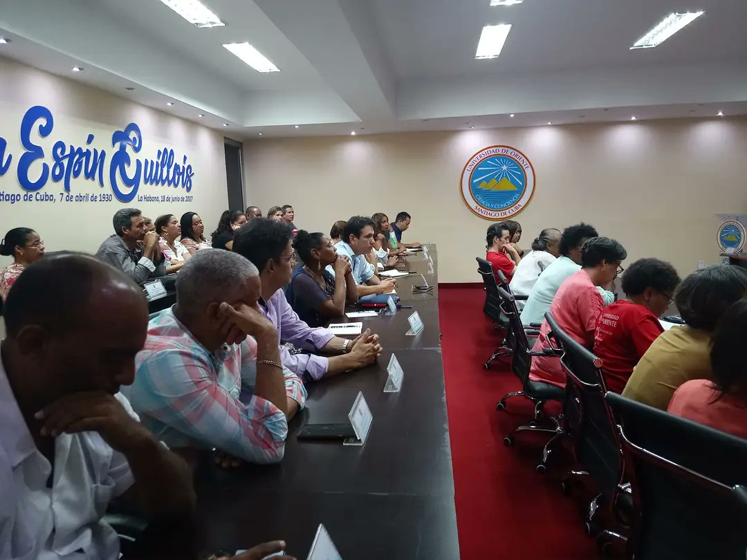 En la @UOCuba completamos una productiva jornada. Visitamos la Dirección de Informatización, inauguramos nuevo Puesto de Dirección y sostuvimos intercambio con el Consejo de Dirección. En #SantiagoDeCuba la #EducaciónSuperiorCubana tiene un bastión de la excelencia. #GenteQueSuma