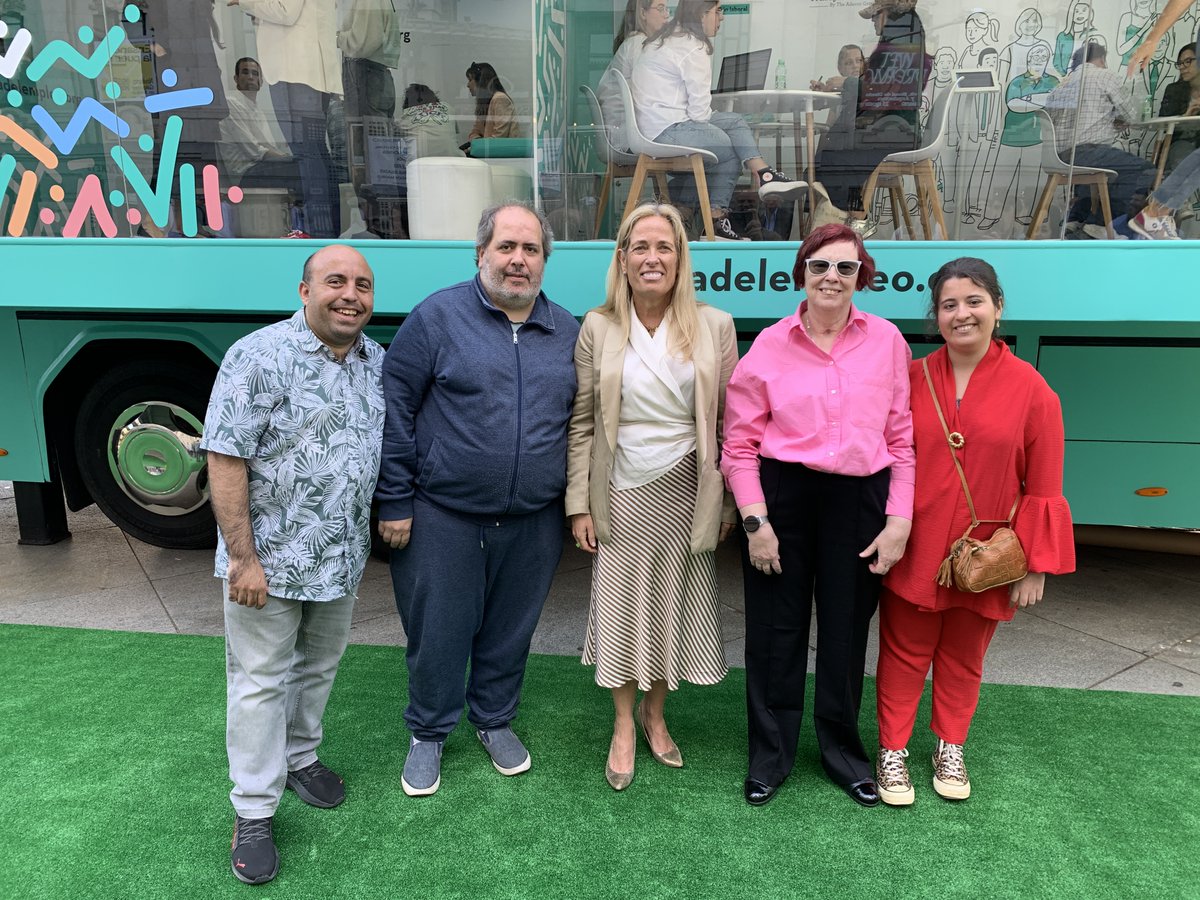 blondieconomics's tweet photo. En la presentación del Autobús del Empleo de @fund_adecco, ejemplo de colaboración público-privada, para ayudar a personas con dificultades de inserción laboral. 

En la @ComunidadMadrid tenemos el #Empleabus, que ha atendido a más de 6.000 usuarios de municipios rurales. https://t.co/JFwGtvLOxI