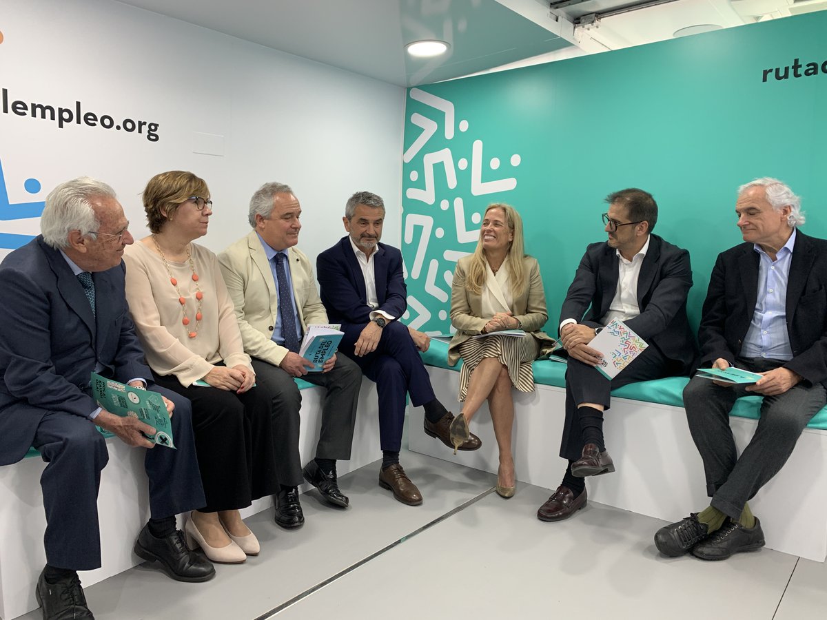 blondieconomics's tweet photo. En la presentación del Autobús del Empleo de @fund_adecco, ejemplo de colaboración público-privada, para ayudar a personas con dificultades de inserción laboral. 

En la @ComunidadMadrid tenemos el #Empleabus, que ha atendido a más de 6.000 usuarios de municipios rurales. https://t.co/JFwGtvLOxI