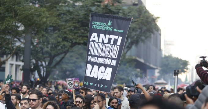 A criminalização da posse de drogas para uso pessoal é inconsistente com a autonomia e privacidade, princípios amplamente reconhecidos pelo direito internacional. O Brasil deveria focar em estratégias de saúde pública. Nota da @hrw_brasil: hrw.org/pt/news/2024/0…