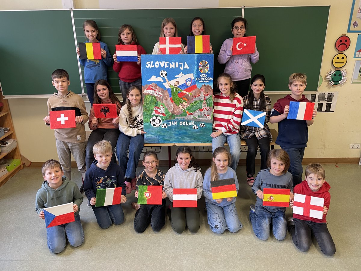 🖼️🎨 Učenci 4.b razreda osnovne šole St. Josef iz Merziga v Nemčiji 🇩🇪 so se s čudovito sliko Jana Oblaka in Slovenije uspeli prebiti v finale tekmovanja nemških osnovnih šol 'EUROKiK Challenge'! Zdaj potrebujejo našo pomoč! 🗳️