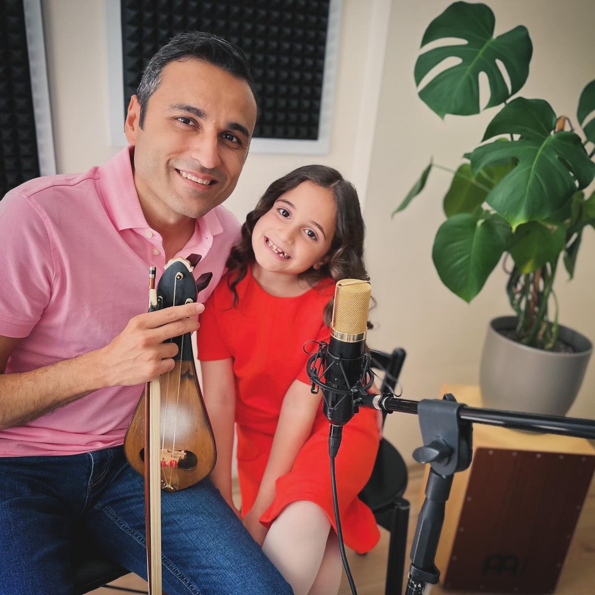 Sevgili dostlar bu müziği kızım Leyla’nın doğumu için yazmıştım. Şimdi bu müziğimizi Leyla ile birlikte seslendirerek paylaşmak istedik. Bu hatıramızda hep yanımızda olan değerli arkadaşım Ari Aliciyan’a sonsuz teşekkürlerimle. 
<a href="/AliciyanAri/">Ari Aliciyan</a> 
#leylahalili #yavrukuş