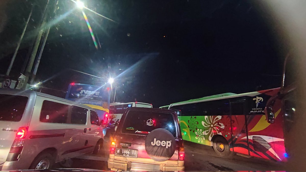 Setengah jam lebih waru-medaeng.. panjang banget.. <a href="/e100ss/">Radio Suara Surabaya</a>