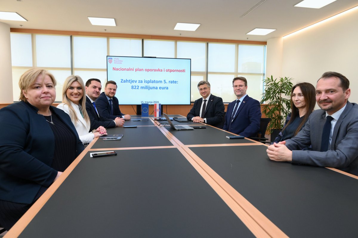 VladaRH's tweet photo. PVRH @AndrejPlenkovic: Hrvatskoj je uplaćena 4. rata #NPOO🇭🇷🇪🇺 u vrijednosti od 162 mln €, čime smo uz nedavnu uplatu #OPKK prešli 20 mlrd € uplata europskih sredstava u hrvatski proračun. Poslali smo i zahtjev za isplatom 5. rate u iznosu od čak 822 mln €! #sjednicaVRH (1/2) https://t.co/aV7jbdMas1