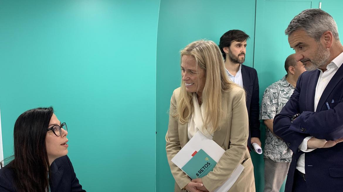 EmpleoCMadrid's tweet photo. 🚌 La @ComunidadMadrid ha ayudado en sus trámites laborales a más de 6.000 vecinos de municipios rurales con el #Empleabus.

👉 La consejera @blondieconomics ha dado estos datos en la presentación del Autobús del Empleo de @fund_adecco.

+Info:  https://t.co/wTqGcgUsWC https://t.co/IrYSxT3kGh