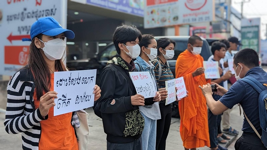 Keut Saray, a social activist has been charged for incitement at  municipal court in #Cambodia after public protests against  #landgrabbing in Preah Vihear province. khmertimeskh.com/501469167/acti…
CSOs are calling for immediate release and to drop the charges licadho-cambodia.org/pressrelease.p…