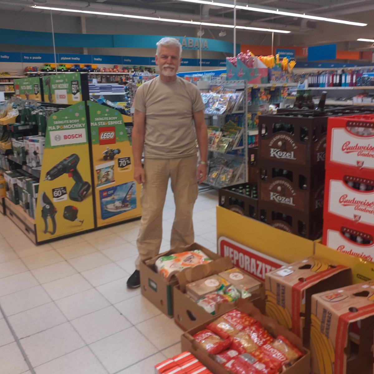 Děkujeme panu prezidentu Petru Pavlovi za podporu <a href="/sbirkapotravin/">Sbírka potravin</a> v Albertu v Náchodě. A zároveň děkujeme zákazníkům, v našich prodejnách jste darovali skvělých 78,2t potravin pro potřebné. Uznání patří také pořádající Federaci potravinových bank a <a href="/SOCR_CR/">SOCR ČR</a> a <a href="/ProuzaTomas/">Tomáš Prouza</a>! 🛒