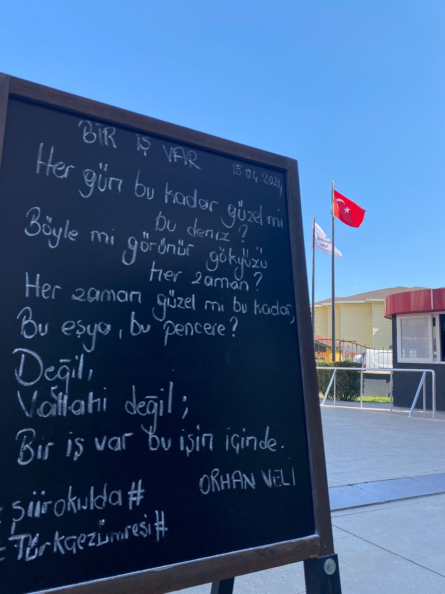 Haftanın Şiiri Orhan Veli'den... . . BİR İŞ VAR Her gün bu kadar güzel mi bu deniz? Böyle mi görünür gökyüzü her zaman? #şiirokulda #TürkçeZümresi @ugurludural @ucannmustafa @fuatcicek15 @ftmgms80