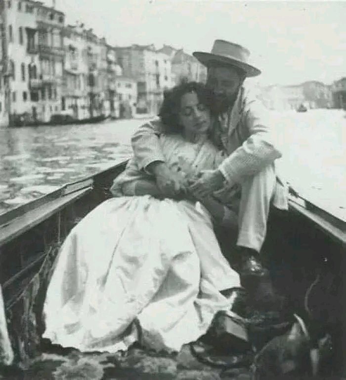 A beautiful couple in Venice, 1890s.

#HistoricalRomance #HistoricalImages #oldphotos #themasters