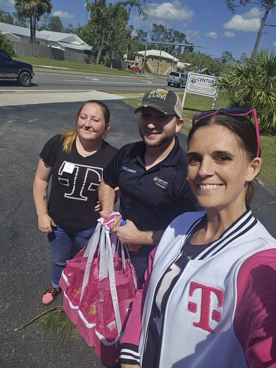 chloejones0504's tweet photo. The Play Makers of Perry showing our support and appreciation for our local First Responders with some fuel to get them through their shifts, as well as a run down on all we have to offer our First Responders! @MarpleKaley 🚑 #SupportThoseWhoSupportUs #FirstResponder #UnCarrier https://t.co/Mc7Zx4PMZG