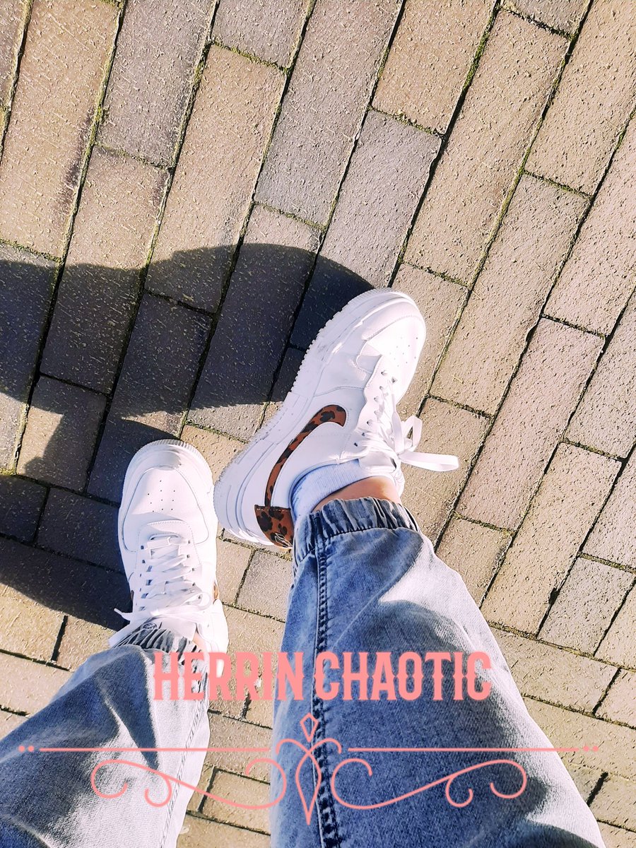 ChaoticHerrin's tweet photo. Bei dem Wetter ziehe ich euch am liebsten das Geld aus der Tasche 💸❗ https://t.co/xV91ME6xkc