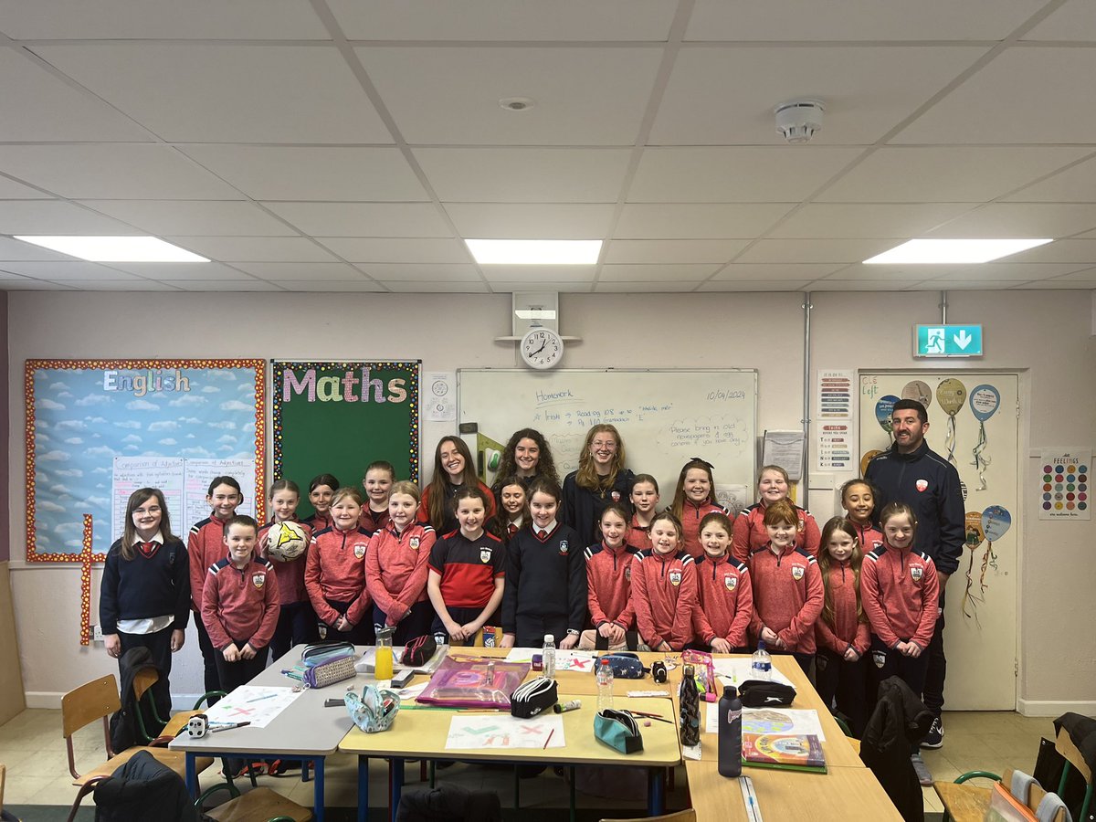 Last week we were delighted to welcome some of the players and management from @TreatyUnitedFC to our school. It was great to see so many pupils show their support to Shane and the Treaty ladies in their game against Sligo Saturday night! @faischools @IrelandFootball
