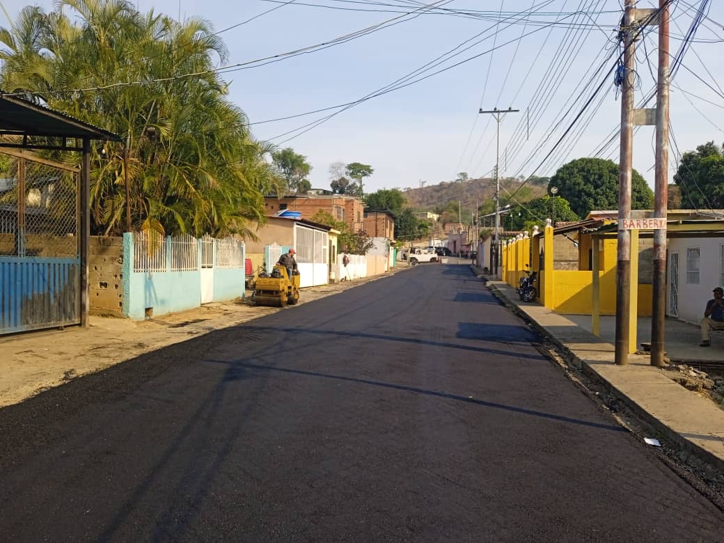 sulmeavila's tweet photo. #15Abril Feliz Inicio de Semana, hoy arrancamos la semana informando, así que te espero hoy a las 12M por @rosciotv para que estés al tanto de todos los trabajos que la Alcaldía de Roscio viene realizando. #TrabajandoMásQueHablando https://t.co/cgS07LsvYS