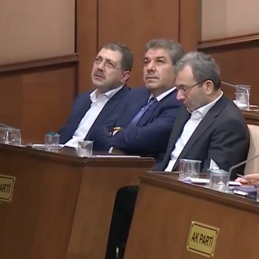 İmamoğlu, 'Birkaç aya emekli olur.' demişti; AKP Grup Başkanvekili Tevfik Göksu'nun İBB AK Parti Grup Başkanvekilliği görevi bugün sona erdi. Göksu, meclis toplantısında Ekrem İmamoğlu'nun konuşmasını böyle izledi. 👇