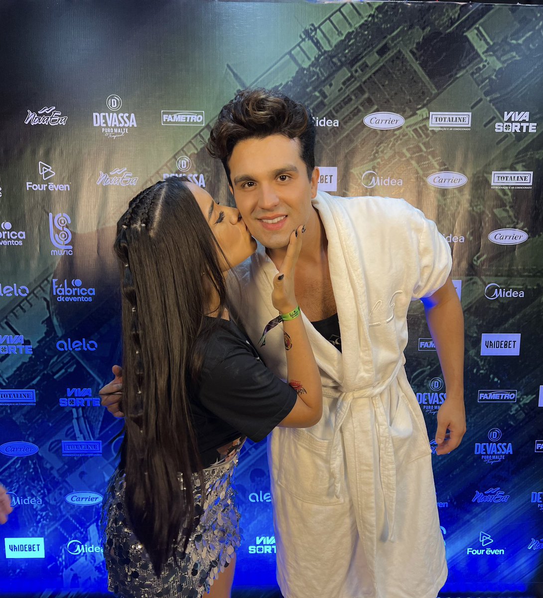 eeericasantt's tweet photo. O DIA MAIS FELIZ DA MINHA VIDA, o dia mais surreal e perFEITO pra mim. obrigada meu amor por ter me recebido tão bem, te vivo. @luansantana 🤍 @centraldoluan https://t.co/oHbCejOMar