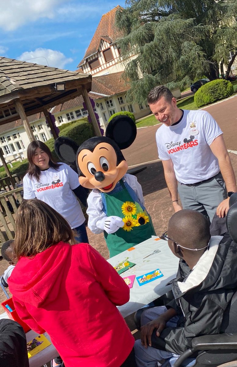 🌻 Last week, Mickey put on his best gardening outfit to welcome the Disney VoluntEARS and children from the Hôpital de Pédiatrie et de Rééducation de Bullion for a day of nature workshops and discovery: