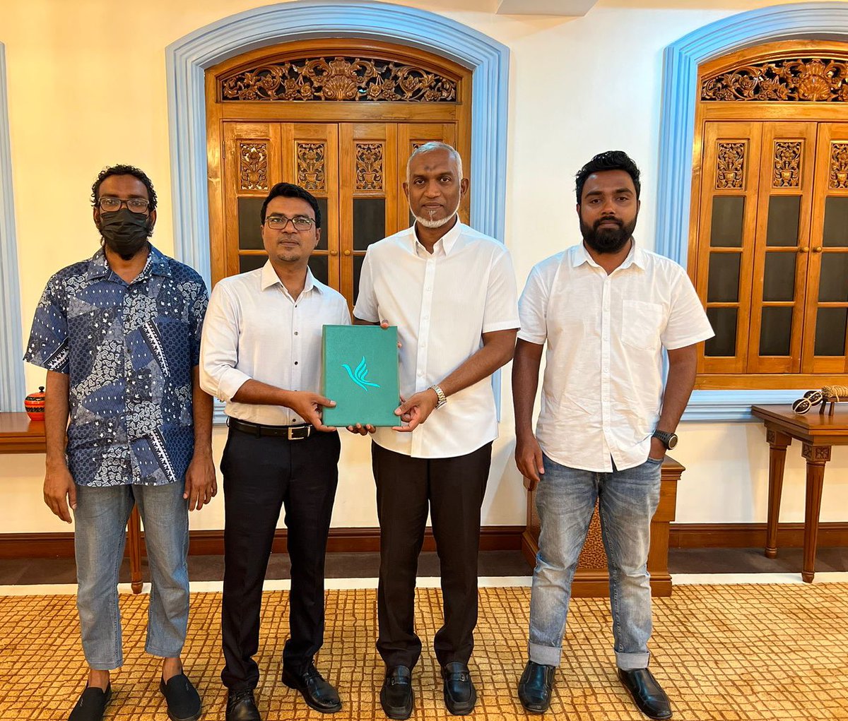 em_saeed's tweet photo. Ali Majid akee N Manadhoo MDP ge emme iskoh masakkaiy kurevvi ebbeyfulhaa. @pnc_secretariat aai gulhivadaigathee Raees Dr @MMuizzu ge siyaasathu thakah thaaeedhu koh tharaggee ge mi zamaanah jaaga dhee rashuge kurimagah muhimmu khidhumatheh kurumah. V bodah marhabaa @AliMaajidh https://t.co/xrTRT6P67h