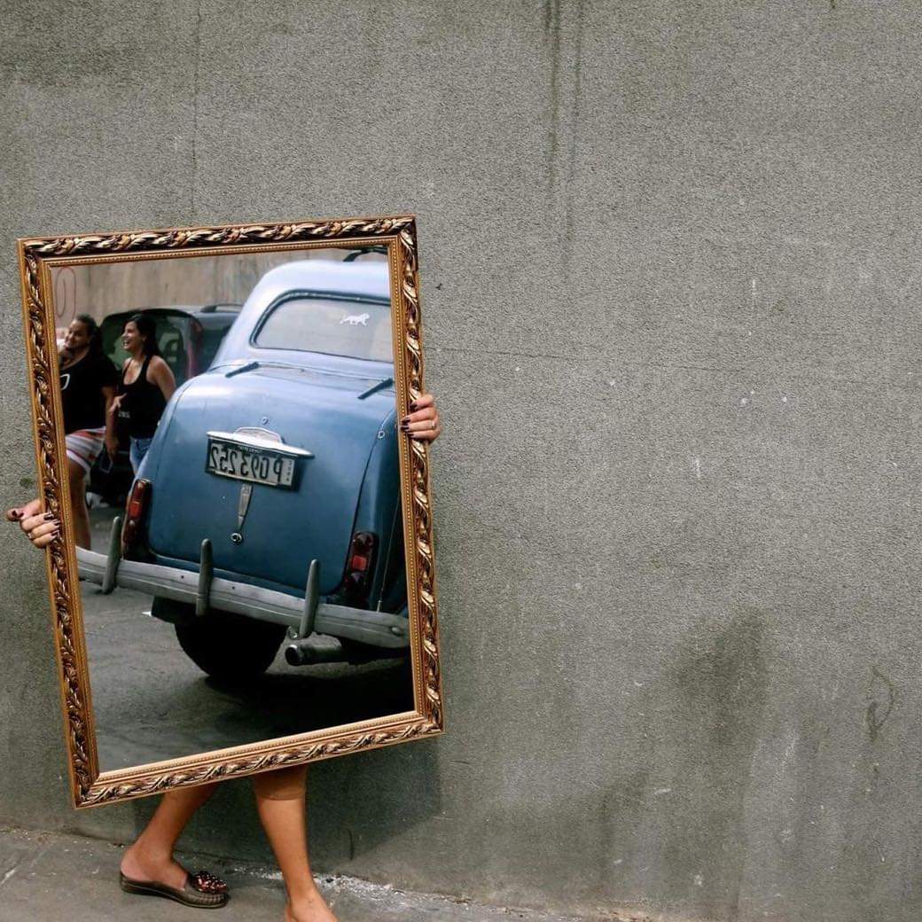 Una mujer con un espejo, en alguna calle de La Habana - Cuba 🇨🇺.

📸 Mark Underwood

#LaHabana #Cuba #Fotografía #Photo #Calle #Street #StreetPhotography #PhotoOfTheDay #Today #Hoy #April #Abril