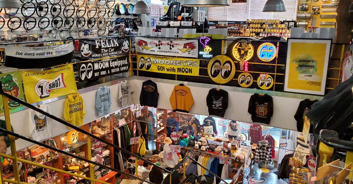 jdmglobalWH's tweet photo. The best place for car enthusiasts to have lunch is in Yokohama at Mooneyes! There's a diner, a store full of merchandise and a second level with car parts and accessories

#mooneyes #yokohama #carcafe #carenthusiast #carguy #cargirl #americanmuscle #chevy #ford #classiccars https://t.co/Y0Cy77Lghf