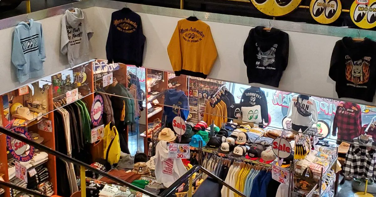 jdmglobalWH's tweet photo. The best place for car enthusiasts to have lunch is in Yokohama at Mooneyes! There's a diner, a store full of merchandise and a second level with car parts and accessories

#mooneyes #yokohama #carcafe #carenthusiast #carguy #cargirl #americanmuscle #chevy #ford #classiccars https://t.co/Y0Cy77Lghf