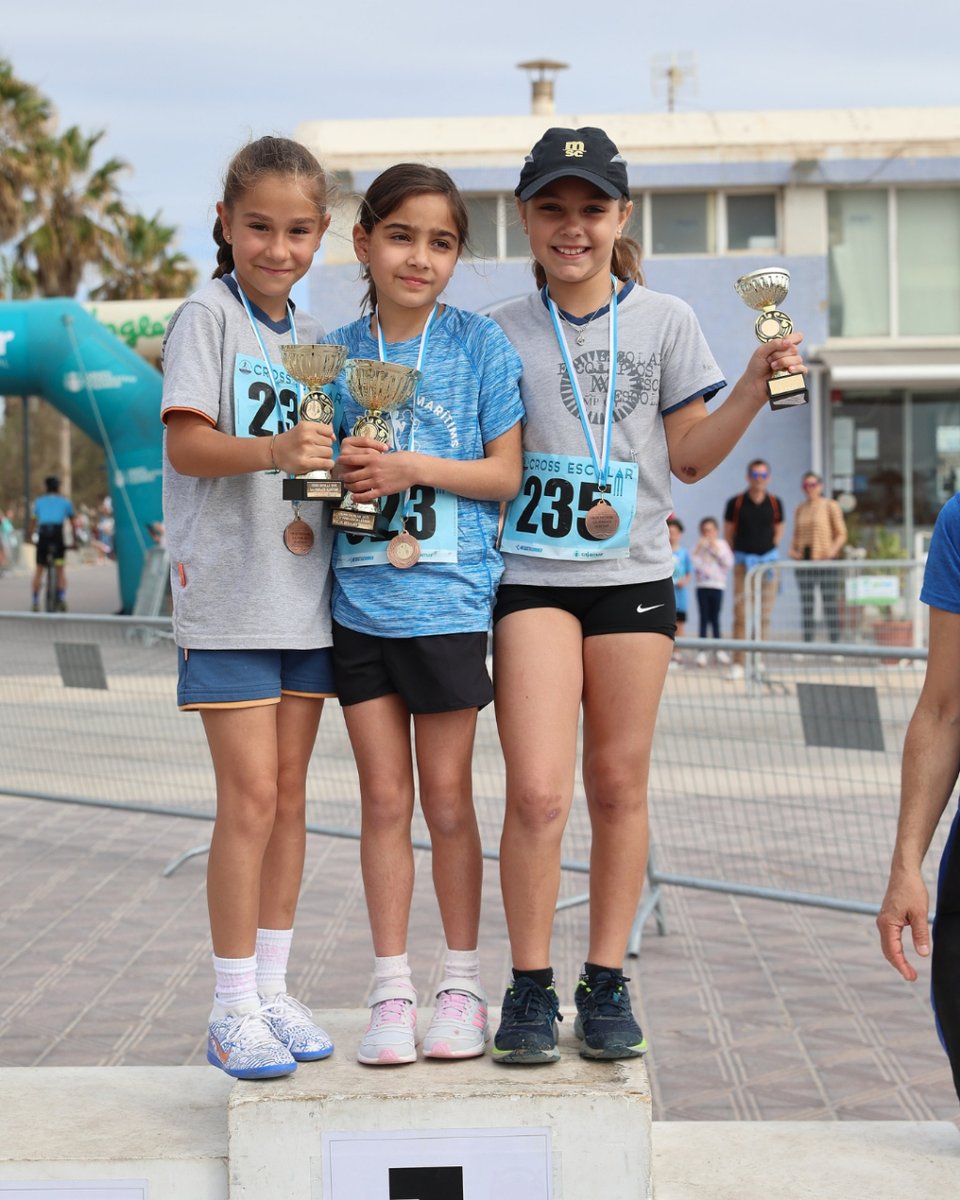 #CROSSESCOLAR 🏆 Serán premiad@s l@s 3 primeros atletas de cada categoría (que sean competitivas).

ℹ️ Habrá premio para los 3 Centros Escolares o Clubes que hayan aportado más corredores. 

Ahora sí, ¡¡que comience la cuenta atrás!! 🤩🏃🏻🏃‍♀️

#CAPoblats #Atletismo #ELCorteIngles