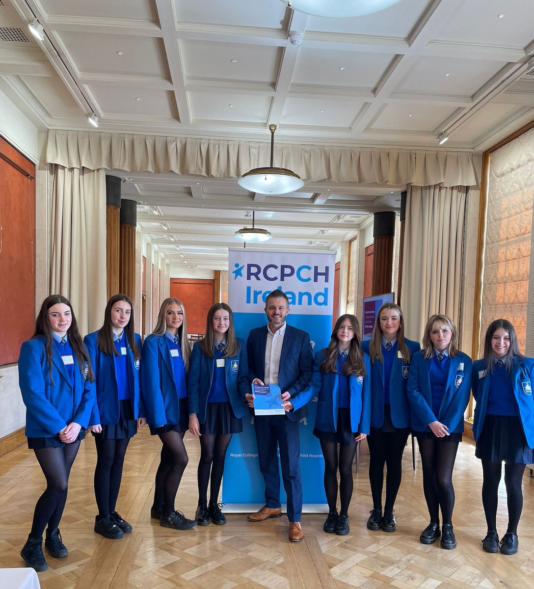 Our Year 10 pupils @SaintMarysDerry are @Stormont Parliament Building today as @RCPCHIreland @RCPCH_and_Us launch the #WorriedAndWaiting report into the increasing outpatient waiting times for children. What a great opportunity to represent the #pupilvoice for #NorthernIreland 💙