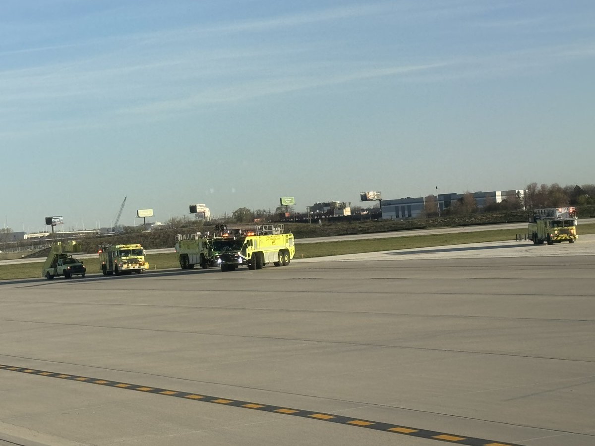ProfJohnJi's tweet photo. Flight returned to Chicago airport UA265, surrounded by authorities - don’t know what is going on https://t.co/OPz31984zE