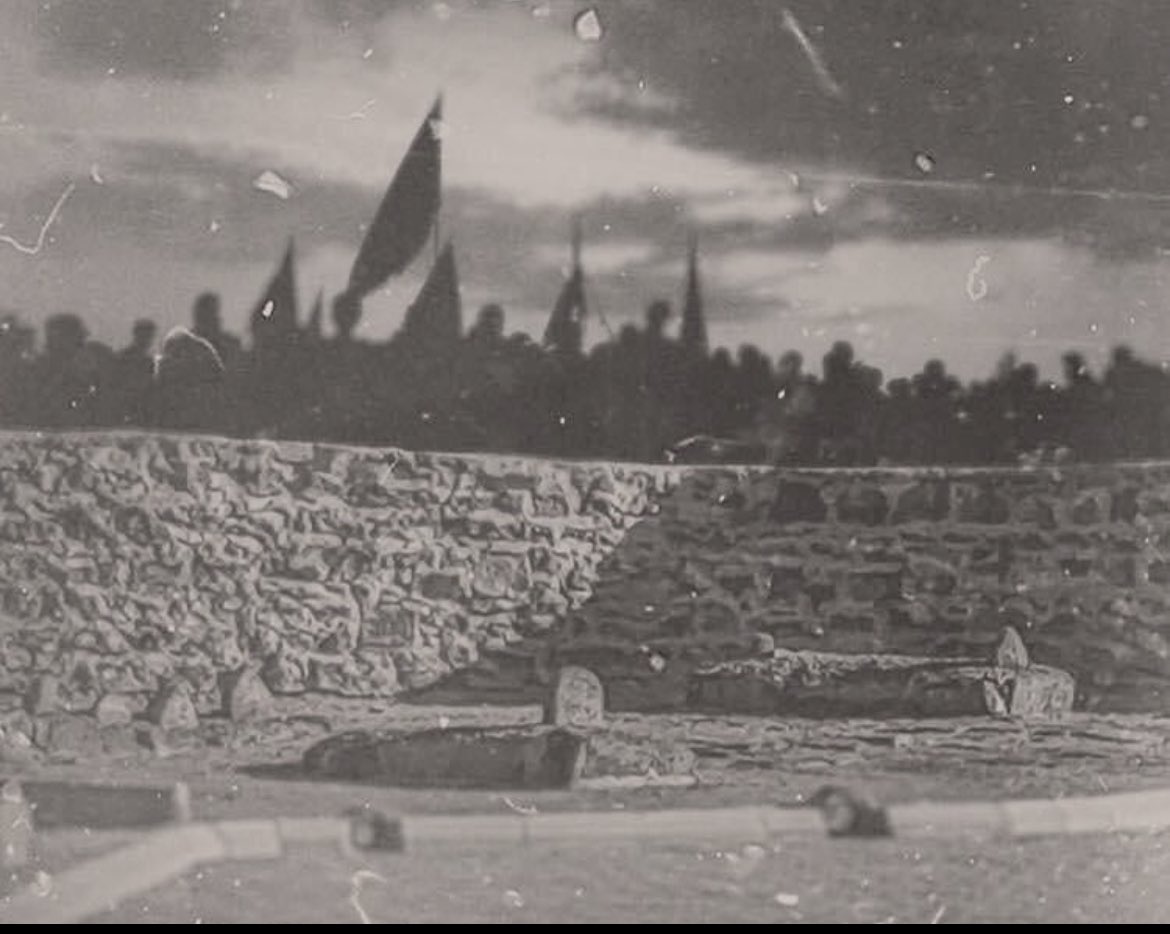 تبّاً لأحفاد اليهود بما جَنـوا ** لم يكسـبوا من ذاك إلّا العارا
هتكوا حريـم محمّد فـي آله ** يا ويلهم قد خالفـوا الجبّارا
هَدَموا قبور الصالحين بحقدهم ** بُعداً لهم قد أغضبوا المختار
#بناء_البقيع_حق / #الوعد_الصادق