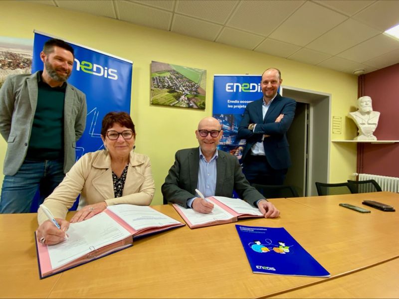 ☀️Une opération d'#autoconsommation collective se lance à Monchecourt ! ⚡️ Les panneaux solaires de la salle Mandela alimenteront en électricité la salle communale, la mairie, les services techniques et d'autres bâtiments. Un engagement concret pour la #TransitionEcologique #ACC