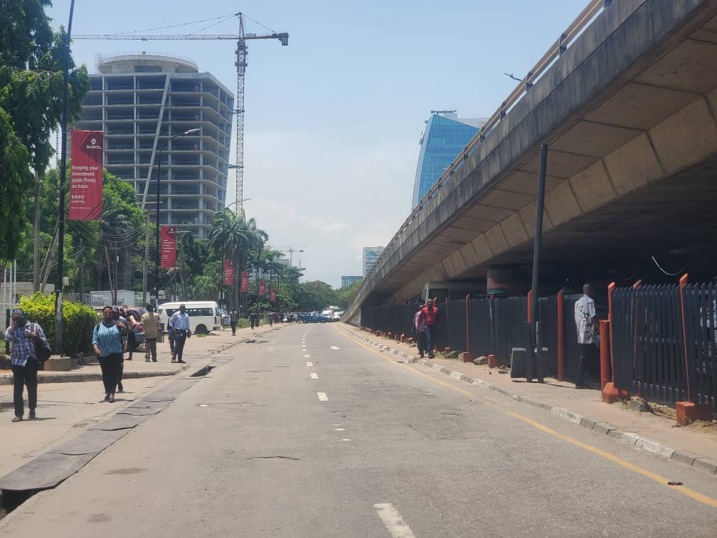 BusinessDayNg's tweet photo. Road from Ikoyi leading to Falomo Bridge cordoned. 
According to a LASMA Officer "the president wants to pass"
The road is closed to both private and public vehicles including delivery vehicles.

#ikoyi #falomo #presidenttinubu #businessday https://t.co/thD96d7d7t