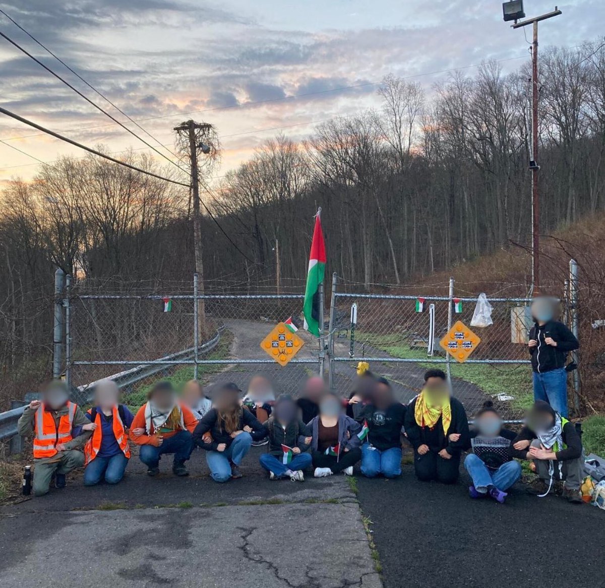 BREAKING: Organizers from CT + NY have blocked all entrances to the @prattandwhitney facility in Middletown, CT. Protesters are acting in solidarity with A15 actions across the country to #ShutItDown4Palestine 🇵🇸‼️