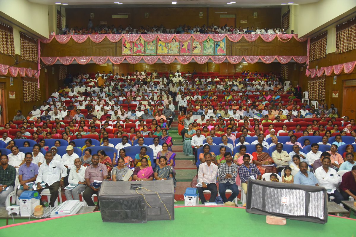 This afternoon Hon'ble Collector & District Election Officer examined the training session  imparted  by the RO, AROs and ALMTs of 97- Narasaraopet Assembly Constituency to the Presiding Officers and Assistant Presiding Officers at Bhuvanachandra Town Hall. #collectorpalnadu