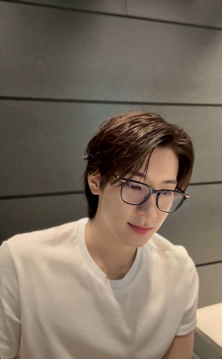 240415 Wonwoo Weverse Live HD Screenshot

So many things happened in a day, padahal jadwal lagi padet tapi #전원우 sempetin live 😭

- a thread