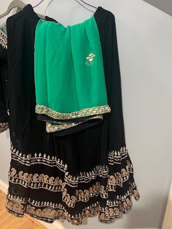 (Ships to USA, Canada, & UK) 🇺🇸🇨🇦🇬🇧 Mirror, mirror, on the lehenga... Calling all desi fashionistas! This stunning preloved mirror work lehenga (excellent condition) from New York is a dazzling find! Shop Now: purvx.com/l/6615a6d0-7f8…

#SouthAsian #Desi #ethnicwear #indianwedding