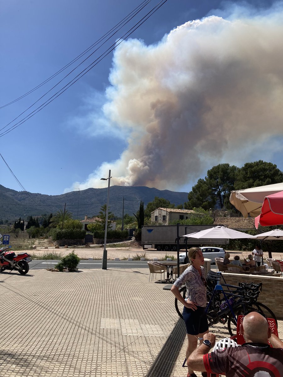 Think it’s time Spain to stop allowing people to have fires because this is the outcome which leads to so much destruction and devastation on every level🌲🐐🐦‍⬛🏚️
The <a href="/GVAbforestals/">Servei Bomber(e)s Forestals GVA</a> are heroes but pretty sure they have had enough of the stupidity! 
<a href="/GVAjusticia/">GVA Justicia, Transparencia y Participación</a> <a href="/ElisaNunez_S/">Elisa Núñez</a>