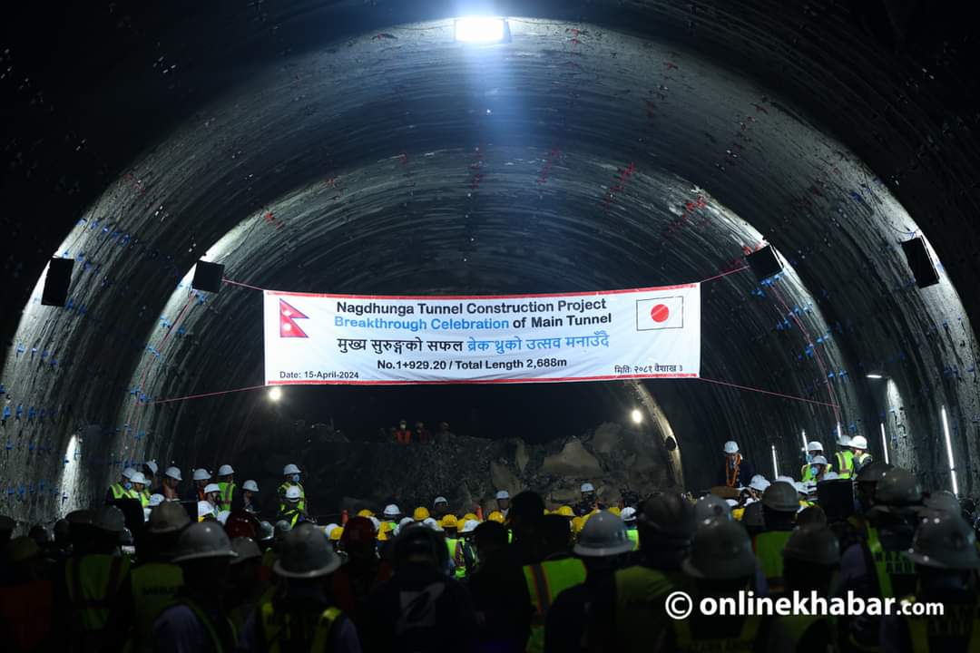 DhimalPhoto's tweet photo. नागढुंगा–सिस्ने खोला मुख्य सुरुङमार्ग छिचोलियो
https://t.co/oquEUH3HDh

प्रधानमन्त्रीलाई सुरूङभित्रै सोफा (तस्वीरहरू)
https://t.co/iecjp9racG https://t.co/JLbgIW4k4f