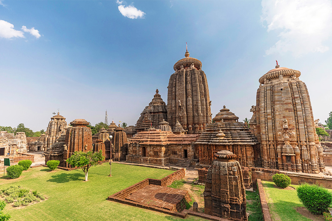 Constructed in the 11th century and devoted to Lord Shiva, Lingaraja Temple stands as Bhubaneswar's oldest and grandest temple. It epitomizes Kalinga architecture, marking the pinnacle of architectural evolution in medieval Bhubaneswar.

indianpanorama.in

#travel #Odisha