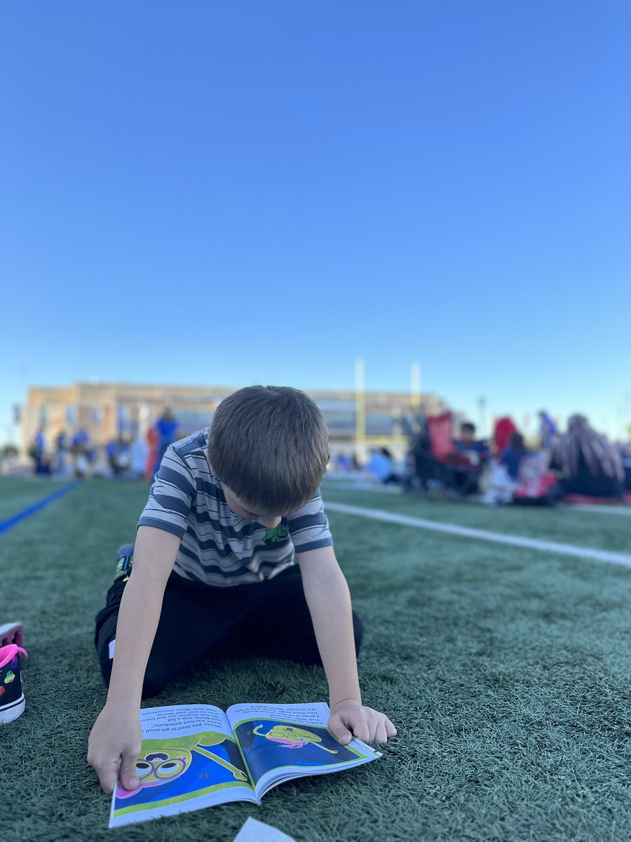 💡📚 Literacy Under the Lights was such a fun event! #readingforpleasure #readingtime #gopublic #footballstadium #NISD #Fridaynightlights