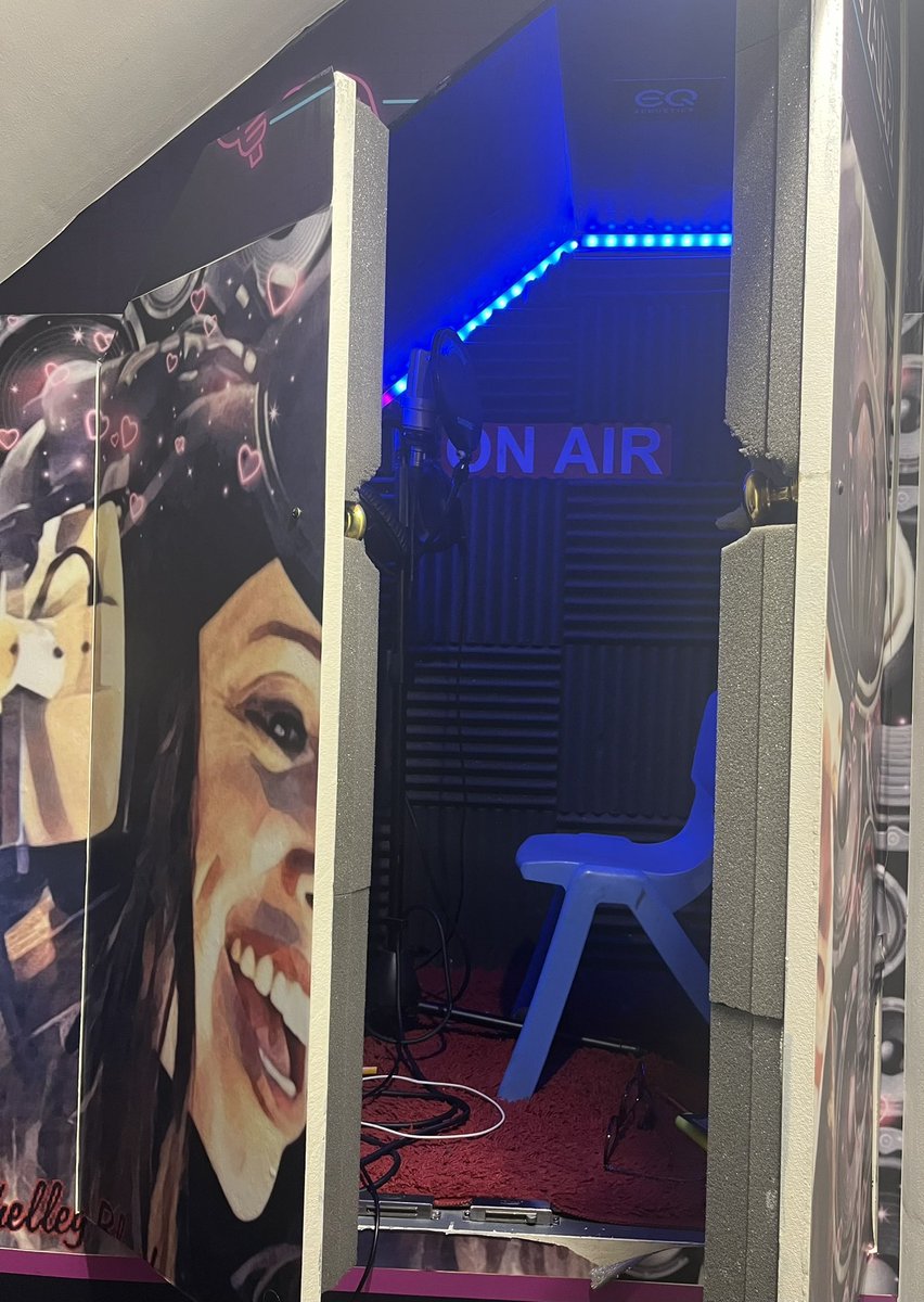 BlondShelley's tweet image. Jumping in the home booth in the loft for @hgtv 
#rocktheblock #fixertofabulous

#LaraLoft