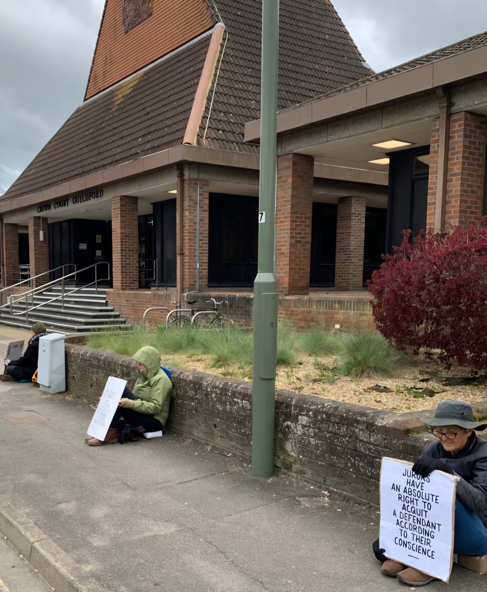 XR WAB & @xrdorking at Guildford Crown Court today in solidarity with Trudi Warner, in court on Thursday for holding the sign 'Jurors have an absolute right to acquit a defendant according to their conscience' Vital action highlighting this ludicrous injustice. #DefendOurJuries